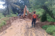 Longsor Sepanjang 15...