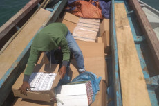 Kapal Pompong Bawa Rokok...