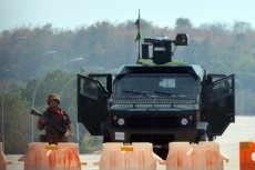Redam Demonstran, Junta...