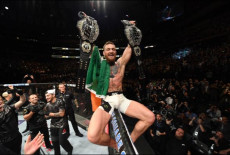 Adesanya Dibekuk Blachowicz,...