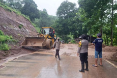 Longsor Terjadi di Jalan...