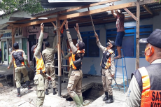 40 Bangunan Liar Penyumbat...