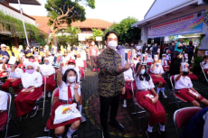 Gibran Bagikan Handphone...