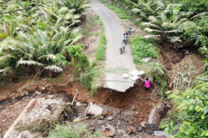 Diterjang Air Bah, Jalan...