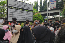 Sidang Perdana Dimulai,...