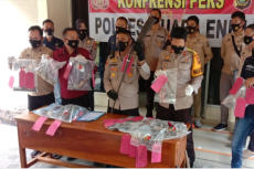Jadi Perakit Senjata...