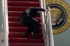 Video Joe Biden Tersandung...