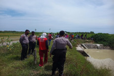 Warga Rembang Gempar,...