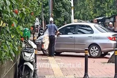 Tuna Netra Tabrak Mobil...