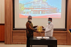 Bupati Pasangkayu Serahkan...