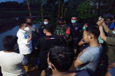 Banjir Genangi Perumahan...