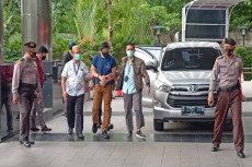 Buron Setahun, Bos Batu...