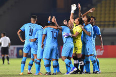 Main Imbang, Persela...