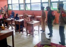 Sekolah di Bawean Mulai...