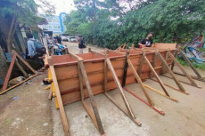 Tembok Blokade Jalan...