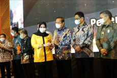 Bupati Luwu Terima Penghargaan...