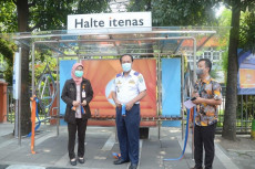 Itenas Serahkan Bantuan...
