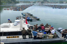 Ratusan KJA di Danau...