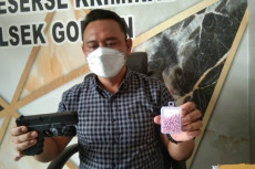Pukul Kepala Karyawan...