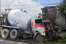 Rem Blong, Dua Truk...