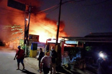 Disulut Petasan, Gudang...
