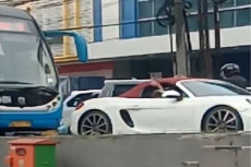Penasaran Siapa Pengemudi...
