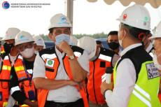 Luhut Minta Proyek Bandara...