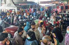 Pasar Tanah Abang Dipadati...