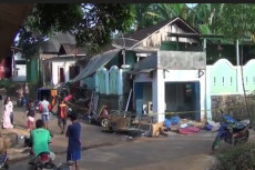 Massa Misterius Serang...