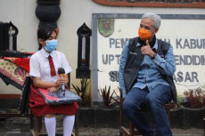 Ganjar Kunjungi Murid...