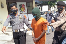 Pemuda Ini Bacok Pembeli...
