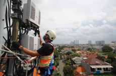 XL Axiata Jual Aset...