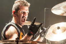 Drummer Anthrax Mencoba...