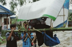 Warga Rampi Ditandu...
