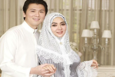 Pamer Lekuk Dada Saat...