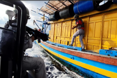 Curi Ikan di Perairan...