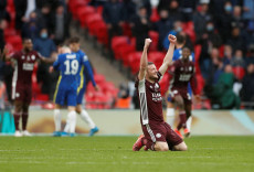 Leicester Rengkuh Trofi...