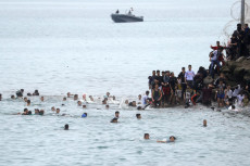 Ribuan Migran Berenang...