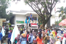 Gugatan Ditolak, Ratusan...