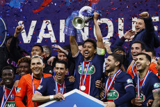PSG Angkat Trofi Piala...