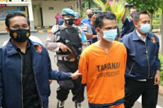 Sadis, Pemuda Ini Tusuk...