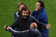 Persembahkan Trofi Coppa...