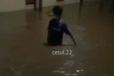 Kali Bintaro Meluap,...