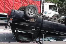 Mobil Bak Terbalik di...
