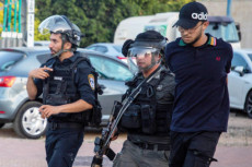 Menebar Teror, Polisi...