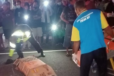 Tabrak Mobil Berhenti,...
