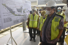 Berdampak ke Pusat,...