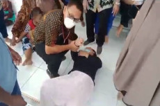 Puluhan Warga Karawang...