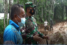 Di Bawah Guyuran Hujan,...