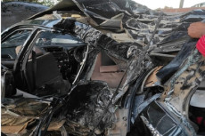 Tragis! Mobil Pecah...